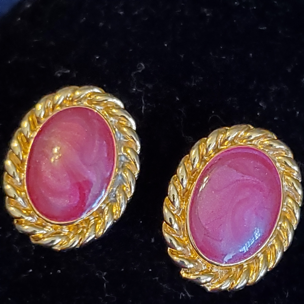 Vintage 1980s goldtone clip on earrings with rosy pink "stone"